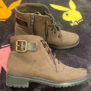 Munro brown boots with buckle